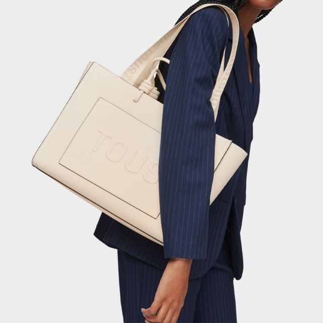 El shopper perfecto! ☺️
.
.
.
.
.
#frankandcompany #frankandcovalencia #showroom #showroomvalencia #fashionbrand #multibrandstore #tous #touslovers #bolso #fashionweek #fashionstyle #tousbag #moda2023 #instapic #instafashion
