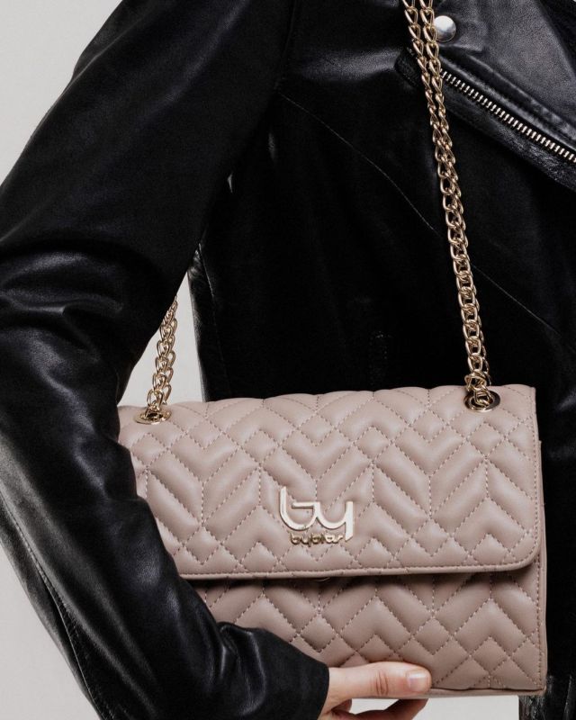 Eleanor Shoulder Bag 💄
.
.
.
.
.
.
#BY_ByblosOfficial #moda2023 #modafashion #moda #frankandcompany #frankandcompany #frankandcovalencia #showroom #showroomvalencia #fashionbrand #multibrandstore #bybyblos #bybyblosbag
#contemporaryartporary #Readytowear #Avantguard #ootd #multimarcas